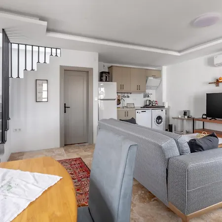 Rustic House With View Balcony In Villa Ayvalı